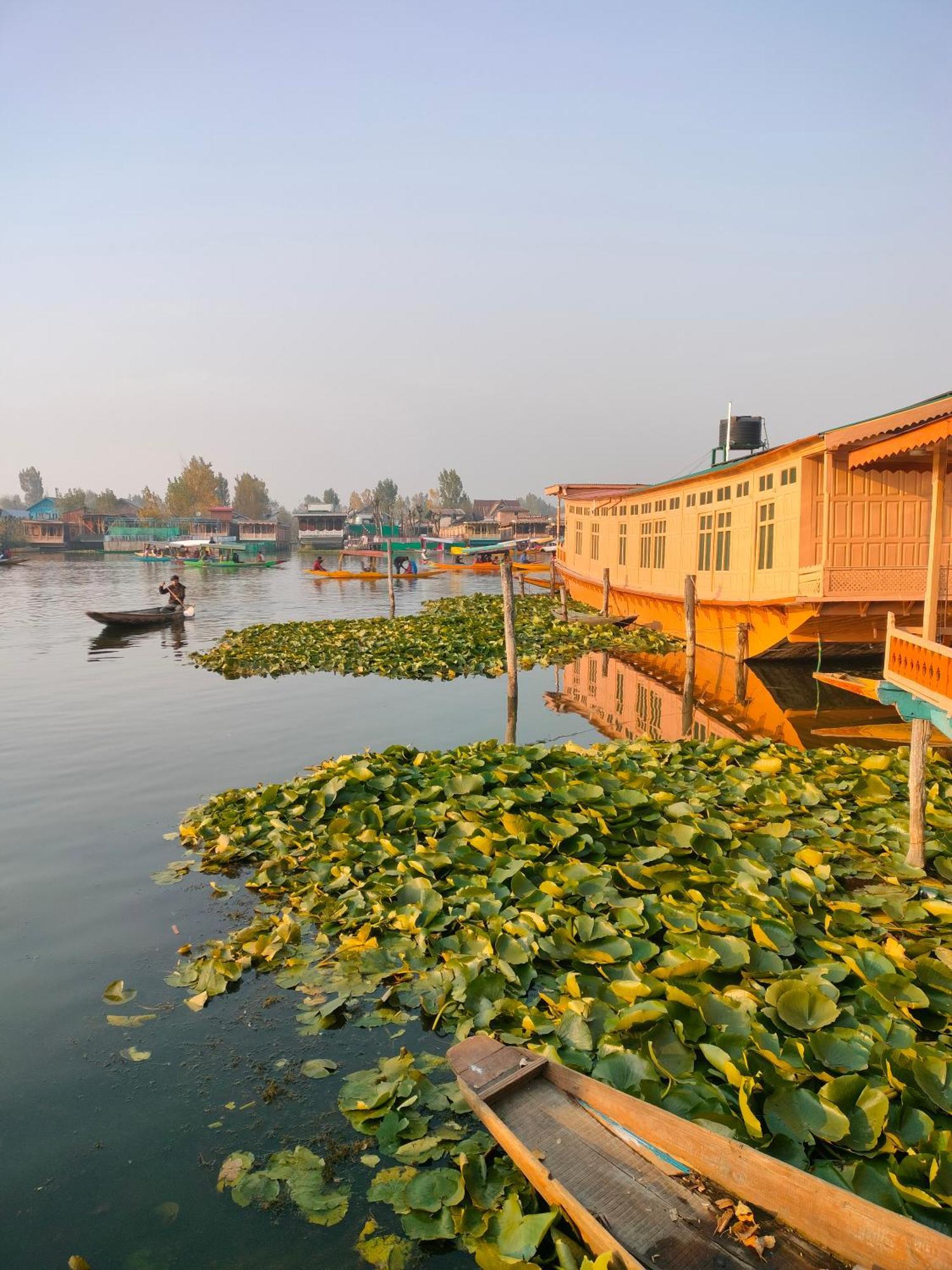 Отель Lalarukh Group Of Houseboats Сринагар Экстерьер фото