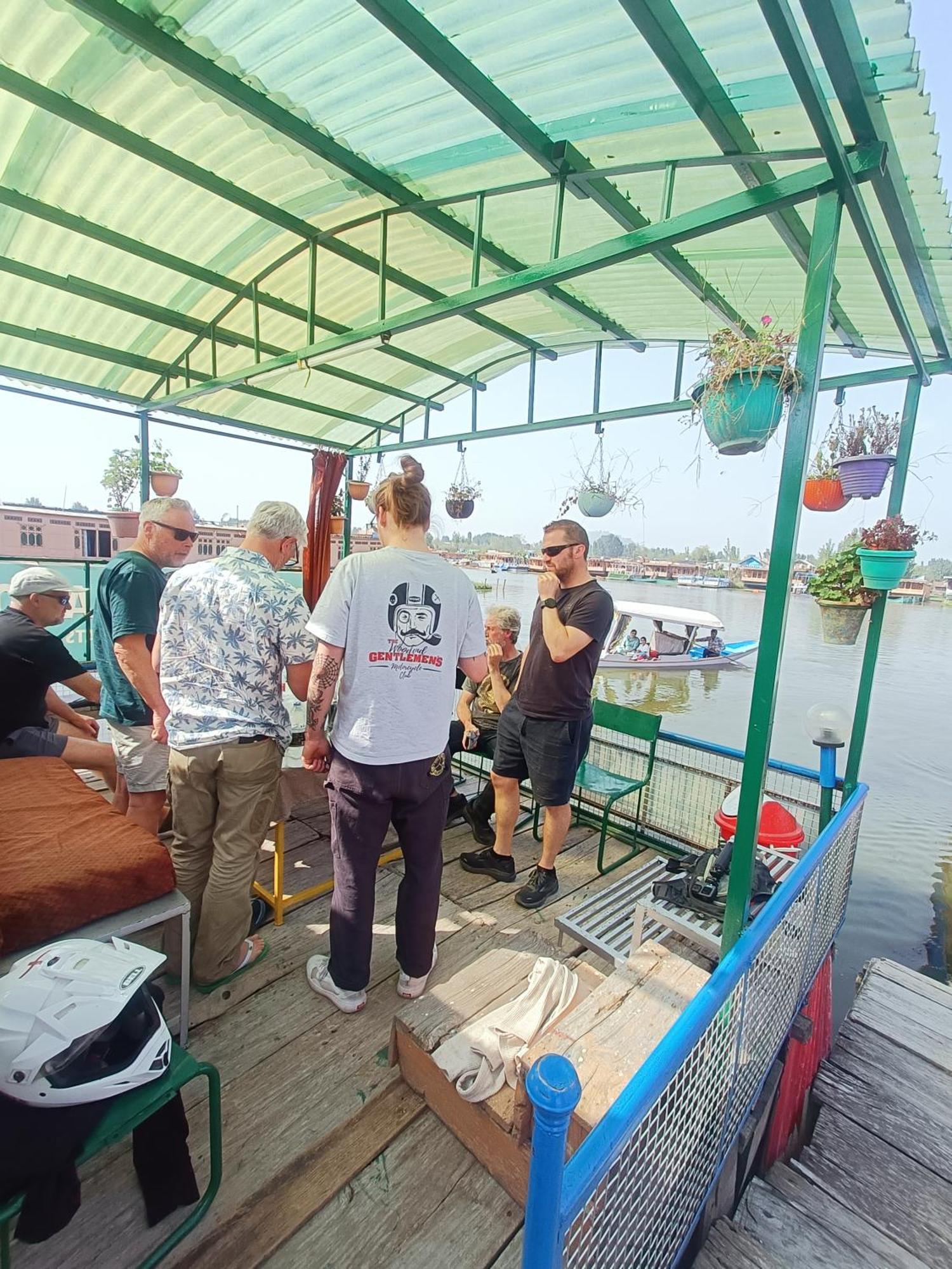 Отель Lalarukh Group Of Houseboats Сринагар Экстерьер фото