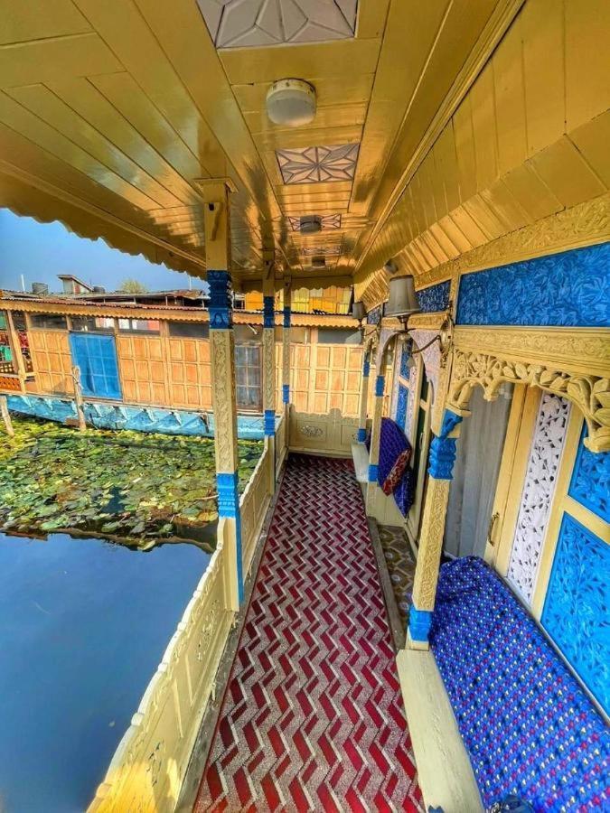 Отель Lalarukh Group Of Houseboats Сринагар Экстерьер фото