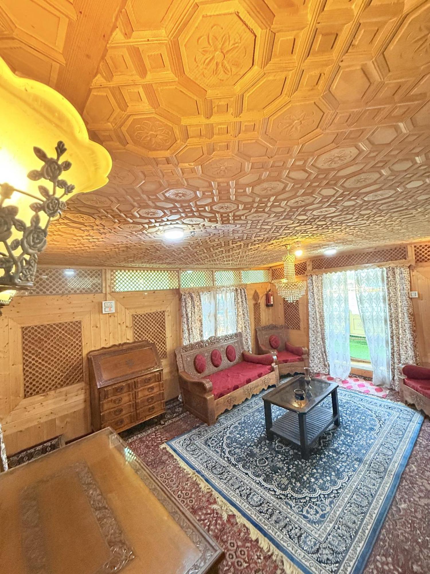 Отель Lalarukh Group Of Houseboats Сринагар Экстерьер фото